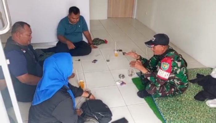 Babinsa Koramil 2307/Ciwandan Gencarkan Komsos, Ajak Warga Jaga Kebersihan dan Lengkapi Identitas Diri