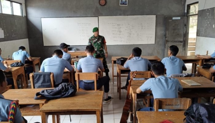 Babinsa Koramil 2303/Pulomerak Perkuat Ketahanan Pangan dan Tanamkan Nilai Kerukunan Beragama kepada Generasi Muda