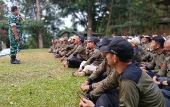 Babinsa Koramil 2305/Cinangka Perkuat Bela Negara dan Dampingi Panen Padi Demi Ketahanan Wilayah