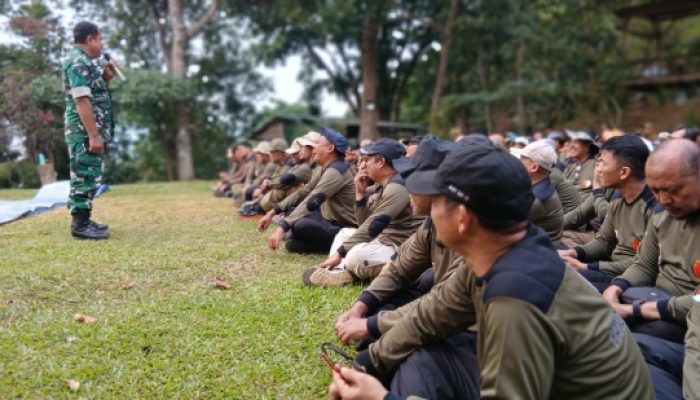 Babinsa Koramil 2305/Cinangka Perkuat Bela Negara dan Dampingi Panen Padi Demi Ketahanan Wilayah
