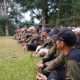 Babinsa Koramil 2305/Cinangka Perkuat Bela Negara dan Dampingi Panen Padi Demi Ketahanan Wilayah