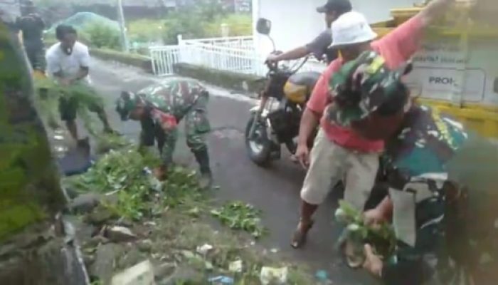 Babinsa Koramil 2307/Ciwandan Gelar Karya Bakti Bersihkan Lingkungan dan Irigasi Bersama Warga