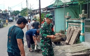 Babinsa Koramil 2301/Cilegon Bersama Warga Gotong Royong Bersihkan Jalan dan Drainase, Ciptakan Lingkungan Bersih dan Sehat