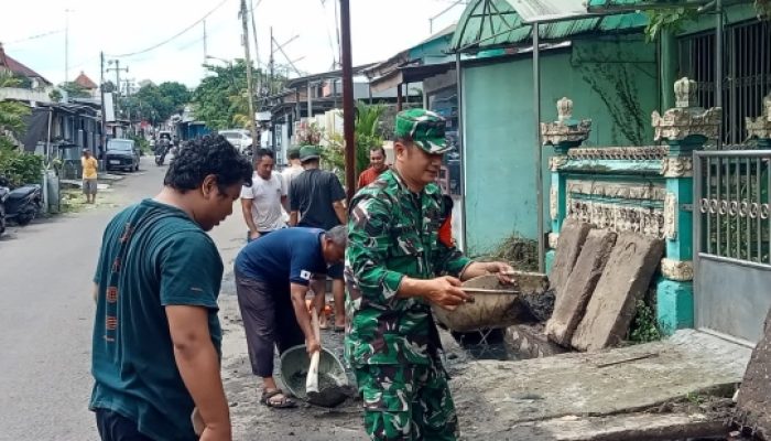 Babinsa Koramil 2301/Cilegon Bersama Warga Gotong Royong Bersihkan Jalan dan Drainase, Ciptakan Lingkungan Bersih dan Sehat