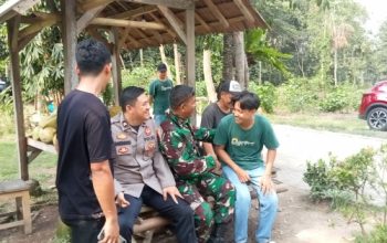 Babinsa Koramil 2305/Cinangka Gencarkan Komsos, Bahas Kenakalan Remaja dan Kebersihan Lingkungan