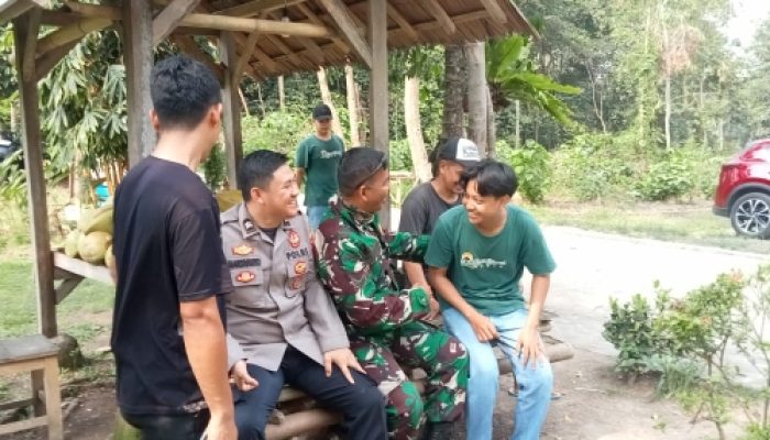Babinsa Koramil 2305/Cinangka Gencarkan Komsos, Bahas Kenakalan Remaja dan Kebersihan Lingkungan