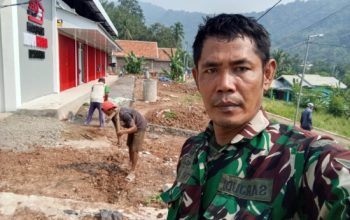 Babinsa Koramil 2303/Pulomerak Bersama Warga Bangun Akses Jalan dan Aula Serbaguna