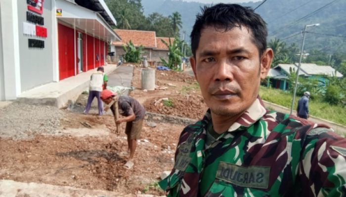 Babinsa Koramil 2303/Pulomerak Bersama Warga Bangun Akses Jalan dan Aula Serbaguna