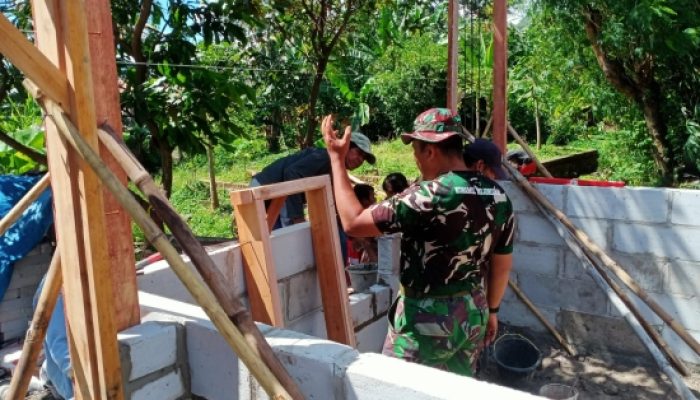 Babinsa Koramil 2302/Bojonegara Bantu Pembangunan Rumah Warga, Perkuat Semangat Gotong Royong