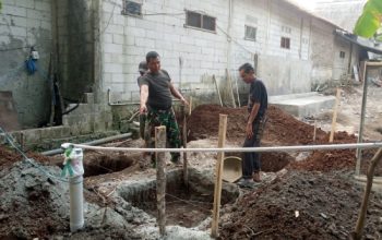 Babinsa Koramil 2305/Cinangka Gotong Royong Bangun Pondasi Rumah Warga, Wujud Nyata Kepedulian TNI