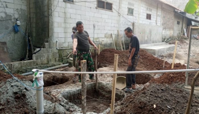 Babinsa Koramil 2305/Cinangka Gotong Royong Bangun Pondasi Rumah Warga, Wujud Nyata Kepedulian TNI