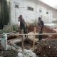 Babinsa Koramil 2305/Cinangka Gotong Royong Bangun Pondasi Rumah Warga, Wujud Nyata Kepedulian TNI