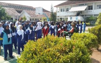 Babinsa Koramil 2304/Anyar Dampingi Kegiatan MPLS di SMAN 1 Anyar dan SMKN 1 Anyar