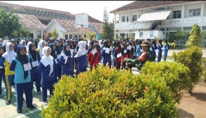 Babinsa Koramil 2304/Anyar Dampingi Kegiatan MPLS di SMAN 1 Anyar dan SMKN 1 Anyar