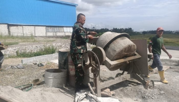 Babinsa Koramil 2306/Mancak Bersama Warga Gotong Royong Bangun Rumah dan Teras Joglo