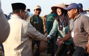 Haru Buruh Tani Lansia Rela Menunggu Prabowo Sejak Pagi, Titip Harapan Petani Makmur