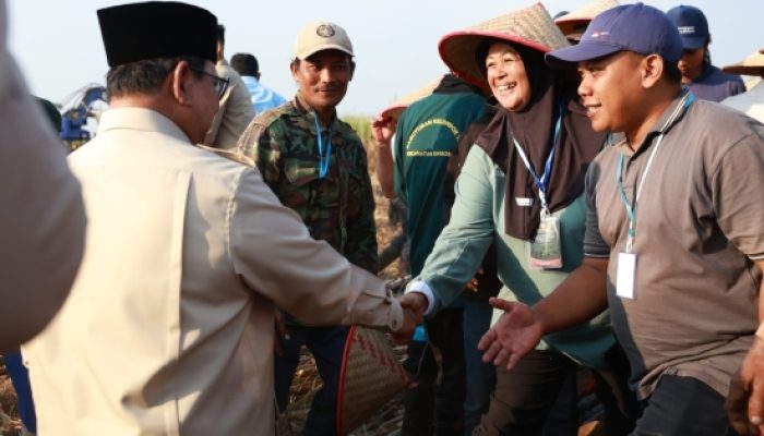 Haru Buruh Tani Lansia Rela Menunggu Prabowo Sejak Pagi, Titip Harapan Petani Makmur
