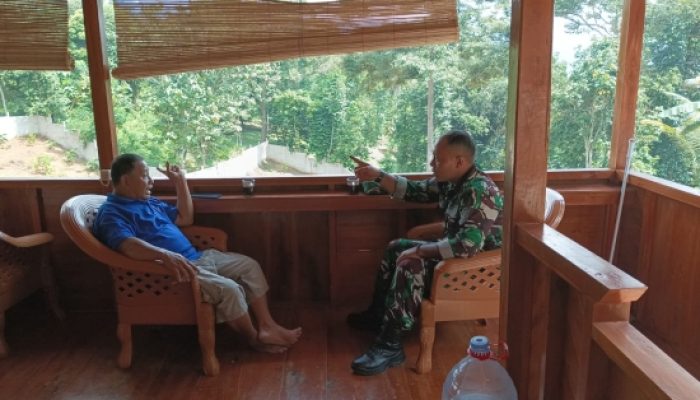 Babinsa Koramil 2306/Mancak Dorong Perbaikan Infrastruktur dan Ketahanan Pangan Lewat Komsos Bersama Warga