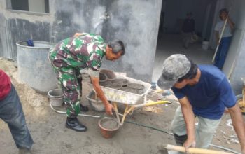 Babinsa Koramil 2307/Ciwandan Gotong Royong Bantu Perbaikan Rumah Warga di Dringo dan Banjarnegara