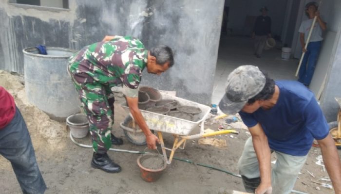 Babinsa Koramil 2307/Ciwandan Gotong Royong Bantu Perbaikan Rumah Warga di Dringo dan Banjarnegara