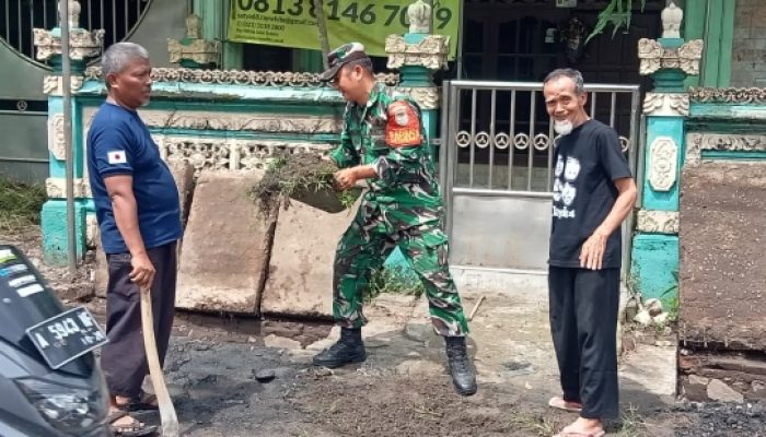 Babinsa Koramil 2301/Cilegon Gotong Royong Perbaiki Jalan dan Drainase, Wujud Nyata Kepedulian terhadap Lingkungan Warga