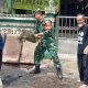 Babinsa Koramil 2301/Cilegon Gotong Royong Perbaiki Jalan dan Drainase, Wujud Nyata Kepedulian terhadap Lingkungan Warga