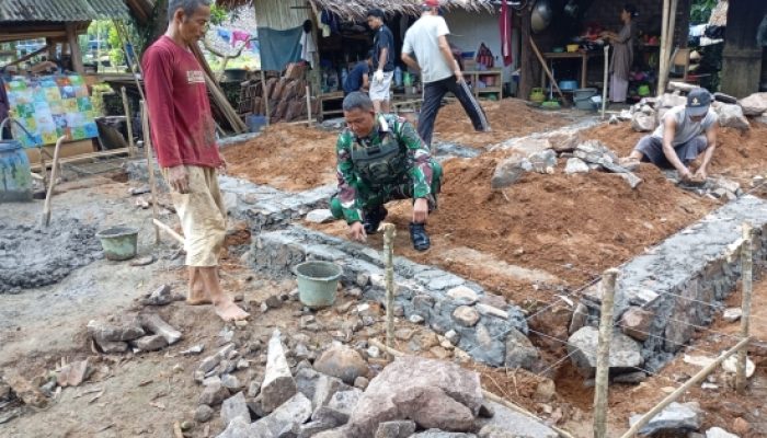 Babinsa Koramil 2305/Cinangka Gotong Royong Bantu Pemasangan Pondasi Rumah Warga, Perkuat Kemanunggalan TNI dan Rakyat