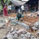 Babinsa Koramil 2305/Cinangka Gotong Royong Bantu Pemasangan Pondasi Rumah Warga, Perkuat Kemanunggalan TNI dan Rakyat