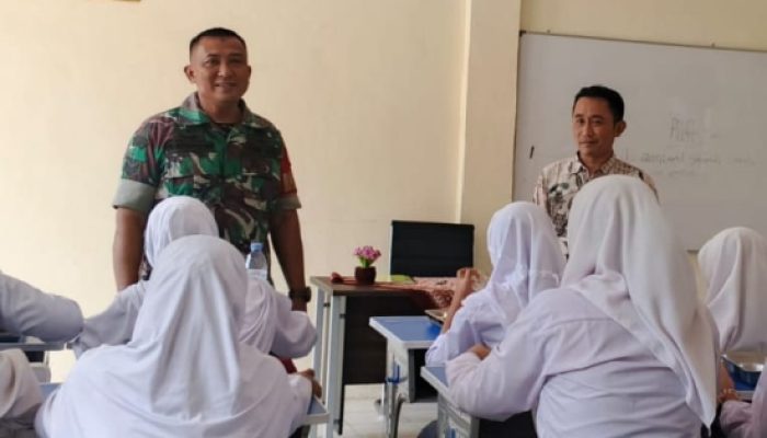 Babinsa Koramil 2307/Ciwandan Tanamkan Semangat Bela Negara kepada Siswa melalui MPLS