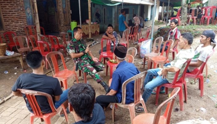 Babinsa Koramil 2306/Mancak Perkuat Kebersamaan Warga Lewat Komsos, Dorong Gotong Royong dan Kepedulian Lingkungan