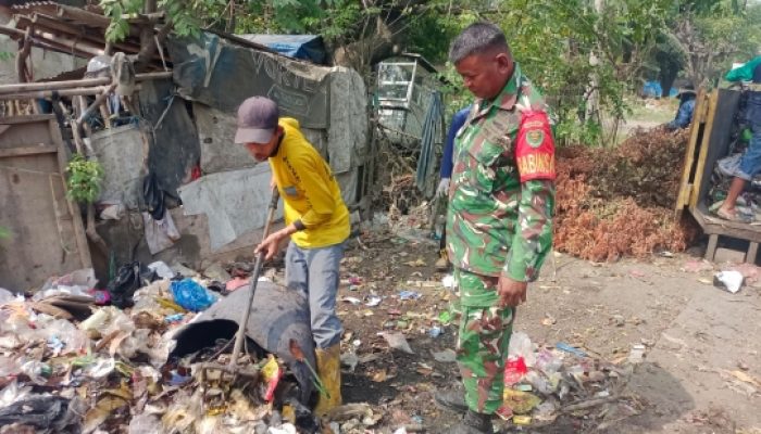 Babinsa Koramil 2302/Bojonegara Gotong Royong Bersihkan Sampah di Dua Desa, Wujud Kepedulian terhadap Lingkungan
