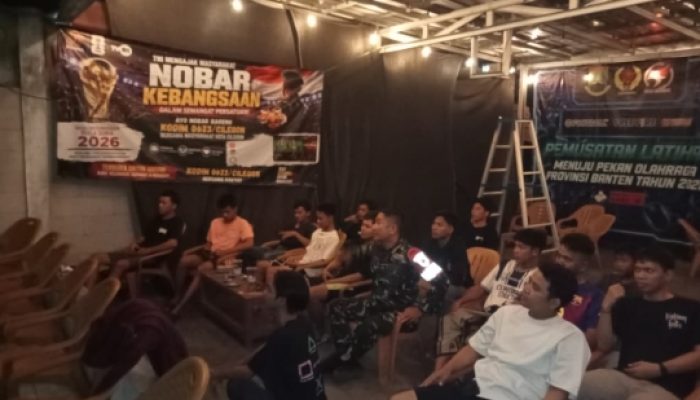 Babinsa Koramil 2301/Cilegon Perkuat Sinergi dengan Warga Melalui Komsos Bahas Nobar dan Keamanan Lingkungan