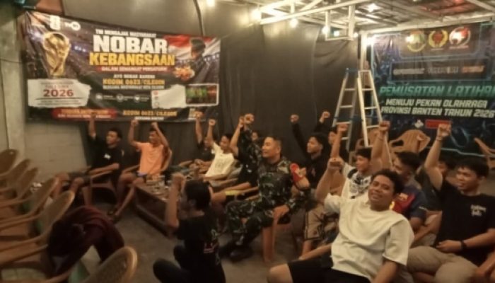 Babinsa Koramil 2301/Cilegon Perkuat Sinergi dengan Warga, Matangkan Pengamanan Nobar dan Ronda Keliling