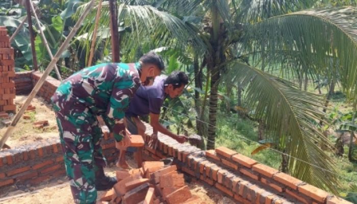 Babinsa Koramil 2306/Mancak Bersama Warga Laksanakan Karya Bakti Bangun Rumah di Dua Desa