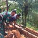 Babinsa Koramil 2306/Mancak Bersama Warga Laksanakan Karya Bakti Bangun Rumah di Dua Desa