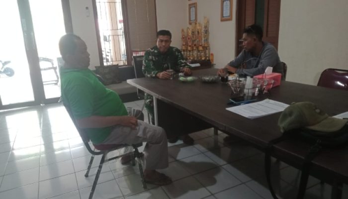 Babinsa Koramil 2302/Bojonegara Perkuat Keamanan dan Semangat Gotong Royong Melalui Komsos Bersama Warga