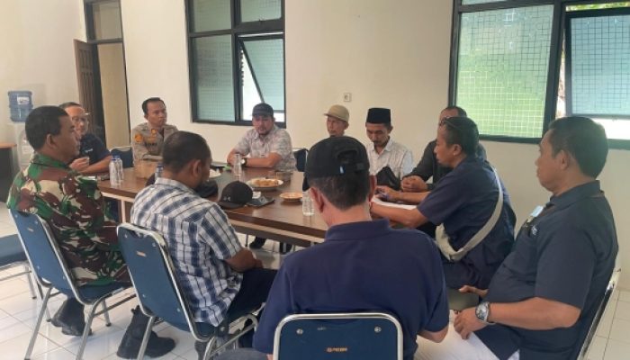 Babinsa Koramil 2305/Cinangka Tingkatkan Komsos, Ajak Warga Cegah Kenakalan Remaja dan Jaga Kebersihan Lingkungan