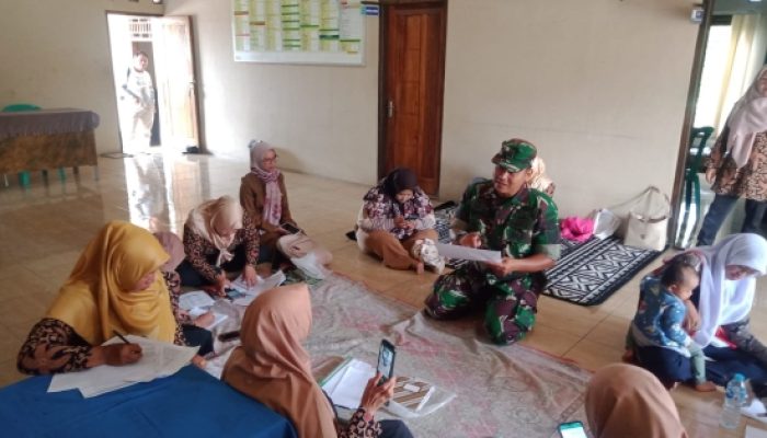 Babinsa Koramil 2306/Mancak Dukung Program Pemerintah Melalui Pendataan Stunting dan Warga Kurang Mampu