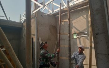 Babinsa Koramil 2304/Anyar Bersama Warga Gotong Royong Bangun Rumah dan Bersihkan Jalan Desa
