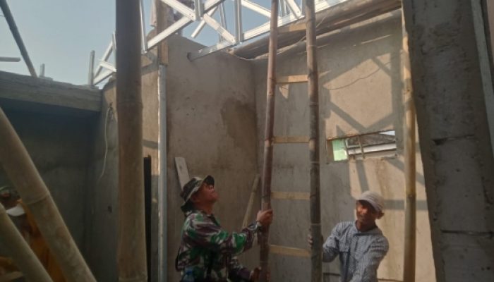 Babinsa Koramil 2304/Anyar Bersama Warga Gotong Royong Bangun Rumah dan Bersihkan Jalan Desa