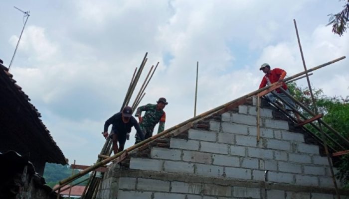 Babinsa Koramil 2305/Cinangka Gelar Karya Bakti, Bersihkan Pohon Tumbang dan Bantu Pembangunan Rumah Warga