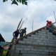 Babinsa Koramil 2305/Cinangka Gelar Karya Bakti, Bersihkan Pohon Tumbang dan Bantu Pembangunan Rumah Warga
