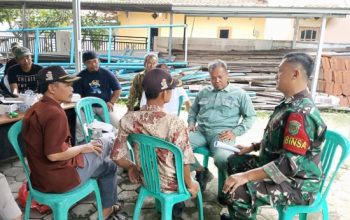 Babinsa Koramil 2306/Mancak Tingkatkan Kewaspadaan Musim Hujan dan Aktifkan Siskamling Lewat Komsos