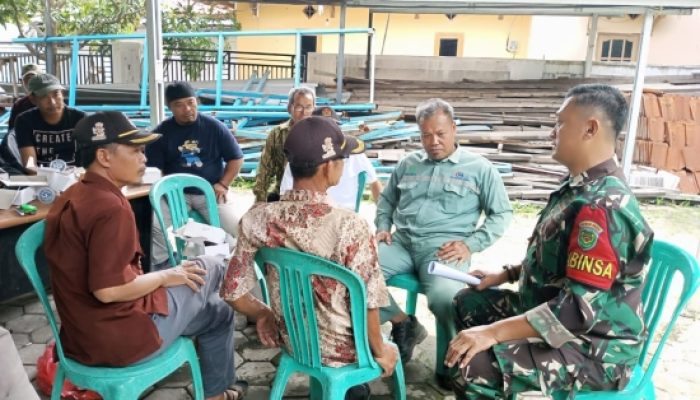 Babinsa Koramil 2306/Mancak Tingkatkan Kewaspadaan Musim Hujan dan Aktifkan Siskamling Lewat Komsos