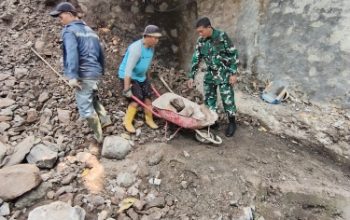 Babinsa Koramil 2302/Bojonegara Gotong Royong Bantu Pembangunan Rumah dan Tembok Penahan Tanah