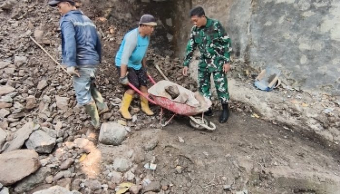 Babinsa Koramil 2302/Bojonegara Gotong Royong Bantu Pembangunan Rumah dan Tembok Penahan Tanah