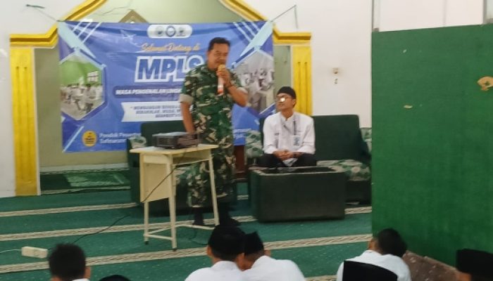 Babinsa Koramil 2305/Cinangka Tanamkan Wawasan Kebangsaan dan Dampingi Panen Padi Demi Ketahanan Nasional
