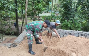 Babinsa Koramil 2306/Mancak Bersama Warga Gotong Royong Bangun WC Umum dan Renovasi Masjid