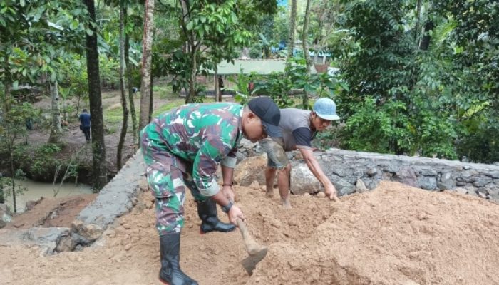 Babinsa Koramil 2306/Mancak Bersama Warga Gotong Royong Bangun WC Umum dan Renovasi Masjid