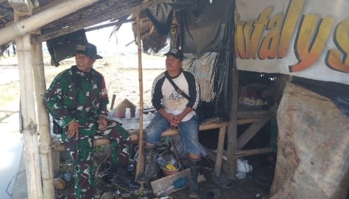 Babinsa Koramil 2304/Anyar Perkuat Kamtibmas dan Dukung Ketahanan Pangan Lewat Komsos Bersama Warga